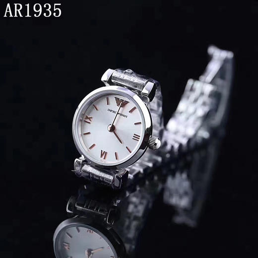 原单渠道    阿玛尼女表 AR1935材质：316L精钢表壳表带 表盘：银色面机芯：原装进口石英机芯尺寸：直径22mm，厚度7mm玫瑰金钉面搭配简约白色  优雅时尚女表，气质典范！ 商品图4