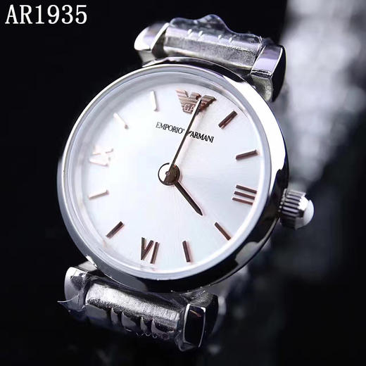 原单渠道    阿玛尼女表 AR1935材质：316L精钢表壳表带 表盘：银色面机芯：原装进口石英机芯尺寸：直径22mm，厚度7mm玫瑰金钉面搭配简约白色  优雅时尚女表，气质典范！ 商品图3