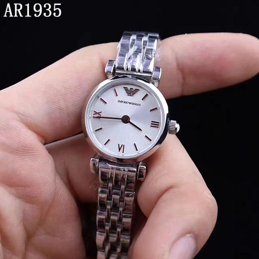 原单渠道    阿玛尼女表 AR1935材质：316L精钢表壳表带 表盘：银色面机芯：原装进口石英机芯尺寸：直径22mm，厚度7mm玫瑰金钉面搭配简约白色  优雅时尚女表，气质典范！ 商品图0