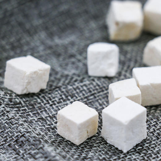 茯苓瓶装260克，源自道地产区安徽基地，块状完整，切面细腻。颜色洁白，质地坚实 商品图3