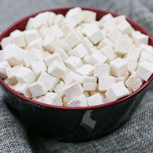 茯苓瓶装260克，源自道地产区安徽基地，块状完整，切面细腻。颜色洁白，质地坚实 商品图1