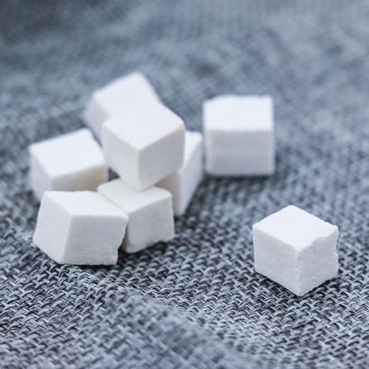 茯苓瓶装260克，源自道地产区安徽基地，块状完整，切面细腻。颜色洁白，质地坚实 商品图2