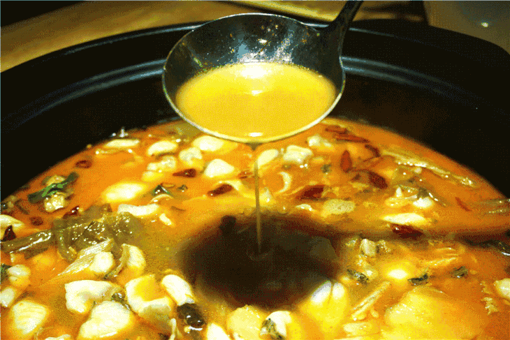 口味酸爽,口感爽脆,加上新鲜鱼肉炖煮 离满足就差一锅酸菜鱼!