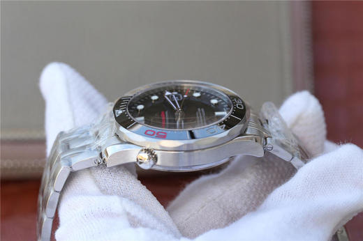 v6欧米茄007子弹头限量版海马300米系列212.30.41.20.01.005。 瑞士2836自动机械机芯,41毫米男士 材质：精钢，可单向旋转表圈 精钢表带 商品图8
