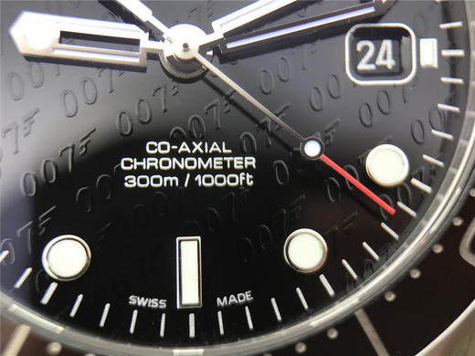 v6欧米茄007子弹头限量版海马300米系列212.30.41.20.01.005。 瑞士2836自动机械机芯,41毫米男士 材质：精钢，可单向旋转表圈 精钢表带 商品图5