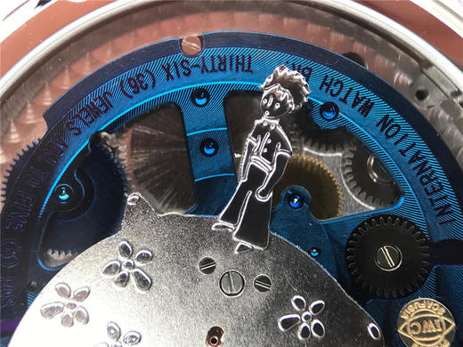 万国大型飞行员系列IW502703。年历大飞全真功能，7天动能 Big Pilot 年历表 表为基础，最特别之处是将整个金质摆陀雕刻成 小王子站在星球上 表壳采用了316L钢电18k金 46mm 商品图13