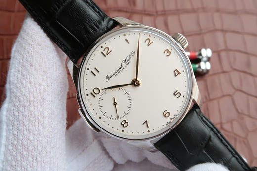 万国葡萄牙IW524204男表，银白刻度/金色刻度。原版开模Cal.95290手动上链机械机芯表径：43毫米，表壳厚度：12.3毫米。牛皮表带。透底 商品图1