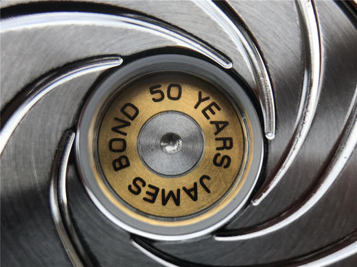 v6欧米茄007子弹头限量版海马300米系列212.30.41.20.01.005。 瑞士2836自动机械机芯,41毫米男士 材质：精钢，可单向旋转表圈 精钢表带 商品图12