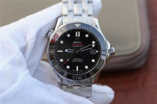 v6欧米茄007子弹头限量版海马300米系列212.30.41.20.01.005。 瑞士2836自动机械机芯,41毫米男士 材质：精钢，可单向旋转表圈 精钢表带 商品图1