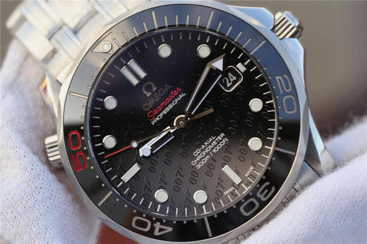 v6欧米茄007子弹头限量版海马300米系列212.30.41.20.01.005。 瑞士2836自动机械机芯,41毫米男士 材质：精钢，可单向旋转表圈 精钢表带 商品图4