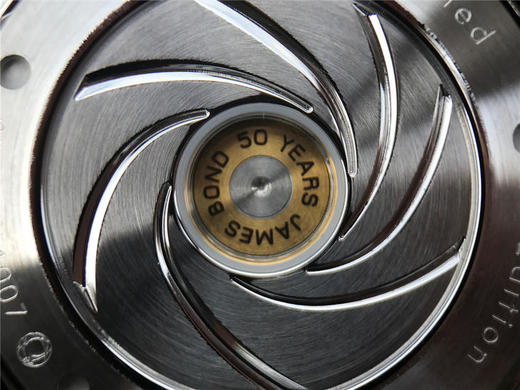 v6欧米茄007子弹头限量版海马300米系列212.30.41.20.01.005。 瑞士2836自动机械机芯,41毫米男士 材质：精钢，可单向旋转表圈 精钢表带 商品图11