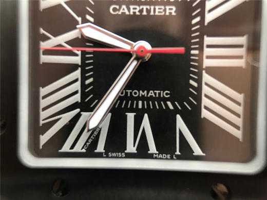 V6卡地亚山度士(桑托莫)WSSA0006 。长宽厚:51.1 x 41.3x10毫米,纯进口9015自动机械机芯 表壳材质：多重PVD精钢 表盘材质：剑形夜光精钢 商品图5