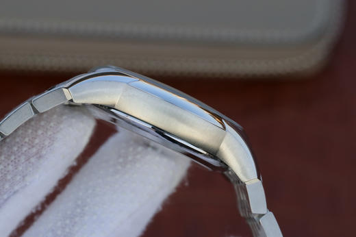 V6欧米茄碟飞431.10.41.21.02.001，进口MIYOTA8215改8500同轴机芯 原版开模 细节如下:1、字面罗马丁采用分体罗马丁，精钢表带，男士 商品图3