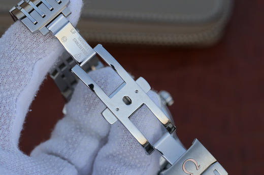 V6欧米茄碟飞431.10.41.21.02.001，进口MIYOTA8215改8500同轴机芯 原版开模 细节如下:1、字面罗马丁采用分体罗马丁，精钢表带，男士 商品图4