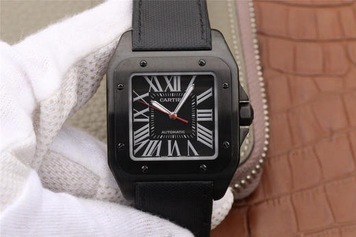 V6卡地亚山度士(桑托莫)WSSA0006 。长宽厚:51.1 x 41.3x10毫米,纯进口9015自动机械机芯 表壳材质：多重PVD精钢 表盘材质：剑形夜光精钢 商品图1