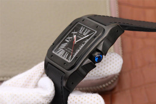 V6卡地亚山度士(桑托莫)WSSA0006 。长宽厚:51.1 x 41.3x10毫米,纯进口9015自动机械机芯 表壳材质：多重PVD精钢 表盘材质：剑形夜光精钢 商品图8