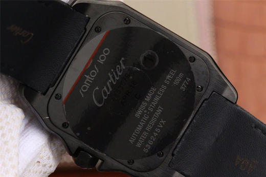 V6卡地亚山度士(桑托莫)WSSA0006 。长宽厚:51.1 x 41.3x10毫米,纯进口9015自动机械机芯 表壳材质：多重PVD精钢 表盘材质：剑形夜光精钢 商品图10