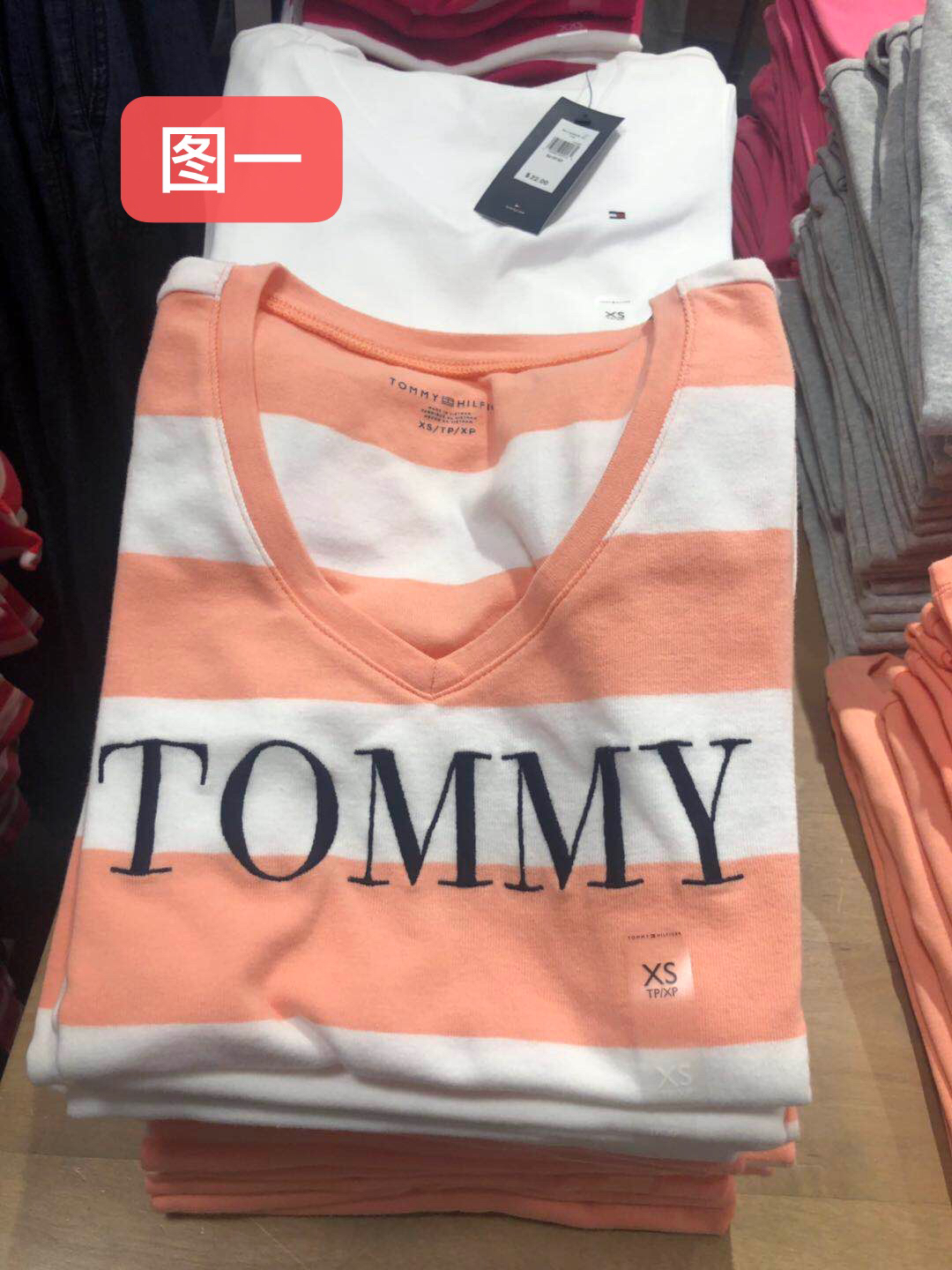 tommy汤米女款胸前字母条纹v领短袖,四色可选