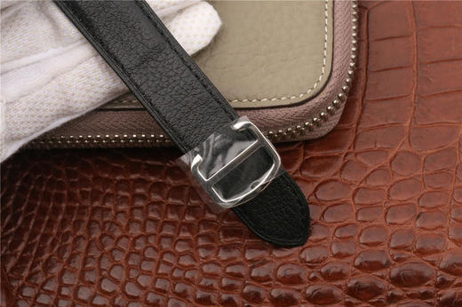 k11卡地亚TANK 坦克系列WSTA0028石英款式女表，有小号31X24mm和大号33X27mm,dingji完美复刻，细节打磨，指针颜色，把头弧度，原厂鳄鱼皮带，底盖编码，均与正品一致 商品图1