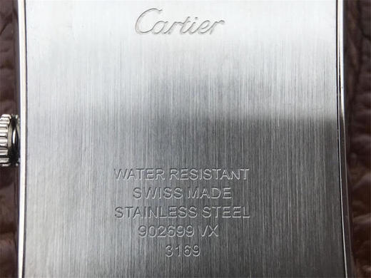 k11卡地亚TANK 坦克系列WSTA0028石英款式女表，有小号31X24mm和大号33X27mm,dingji完美复刻，细节打磨，指针颜色，把头弧度，原厂鳄鱼皮带，底盖编码，均与正品一致 商品图13