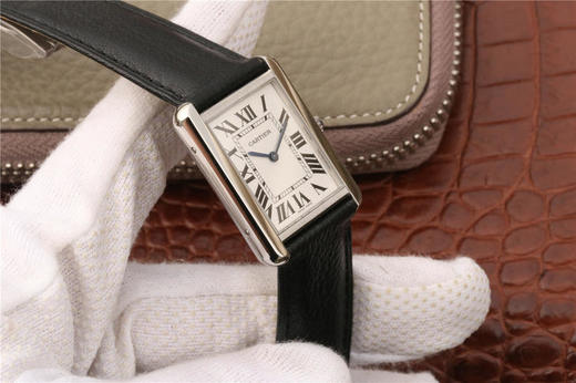 k11卡地亚TANK 坦克系列WSTA0028石英款式女表，有小号31X24mm和大号33X27mm,dingji完美复刻，细节打磨，指针颜色，把头弧度，原厂鳄鱼皮带，底盖编码，均与正品一致 商品图8