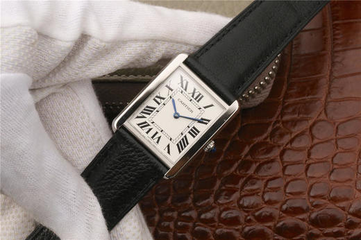 k11卡地亚TANK 坦克系列WSTA0028石英款式女表，有小号31X24mm和大号33X27mm,dingji完美复刻，细节打磨，指针颜色，把头弧度，原厂鳄鱼皮带，底盖编码，均与正品一致 商品图4