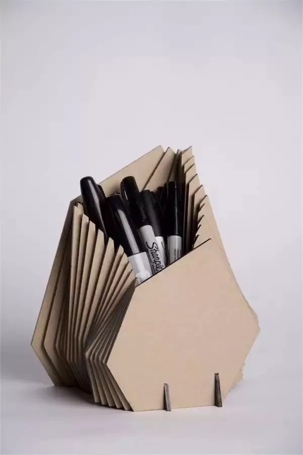*瓦楞纸摇马,灯具,笔筒