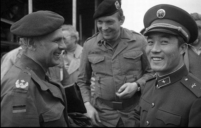 80年代身着moleskin夹克训练的西德军人