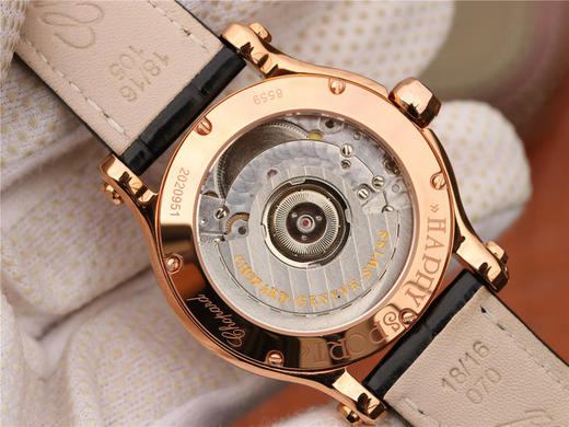 YF萧邦V2贝壳面升级版女表。 修正了扣子的蚀字颜色和镜面夹层的石坨的光泽度更进一步的达到原装效果。 商品图6