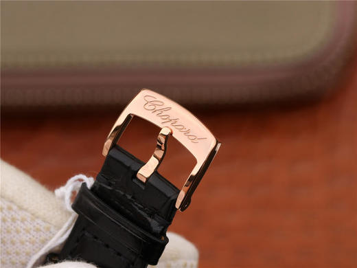 YF萧邦V2贝壳面升级版女表。 修正了扣子的蚀字颜色和镜面夹层的石坨的光泽度更进一步的达到原装效果。 商品图7