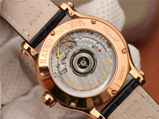 YF萧邦V2贝壳面升级版女表。 修正了扣子的蚀字颜色和镜面夹层的石坨的光泽度更进一步的达到原装效果。 商品图5