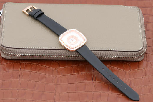 G萧邦（肖邦）HAPPY DIAMONDS系列204368-5001女士方型腕表，气质腕表！这样以现代时尚的设计风格，表圈钻石镶嵌勾勒出柔和的曲线轮廓，中间可流动钻石 商品图6