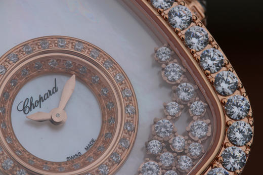 G萧邦（肖邦）HAPPY DIAMONDS系列204368-5001女士方型腕表，气质腕表！这样以现代时尚的设计风格，表圈钻石镶嵌勾勒出柔和的曲线轮廓，中间可流动钻石 商品图4