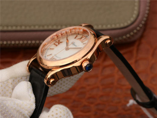 YF萧邦V2贝壳面升级版女表。 修正了扣子的蚀字颜色和镜面夹层的石坨的光泽度更进一步的达到原装效果。 商品图4