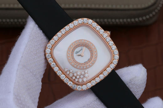G萧邦（肖邦）HAPPY DIAMONDS系列204368-5001女士方型腕表，气质腕表！这样以现代时尚的设计风格，表圈钻石镶嵌勾勒出柔和的曲线轮廓，中间可流动钻石 商品图2