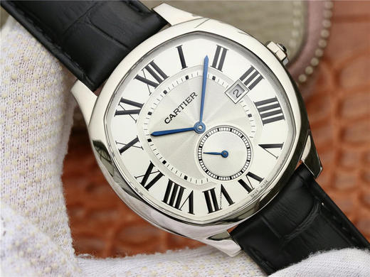 GS卡地亚Drive de Cartier系列WSNM0004腕表。以典雅肃穆的枕形设计搭配利落大方的线条布局，尽显男儿阳刚不屈的魅力 商品图3