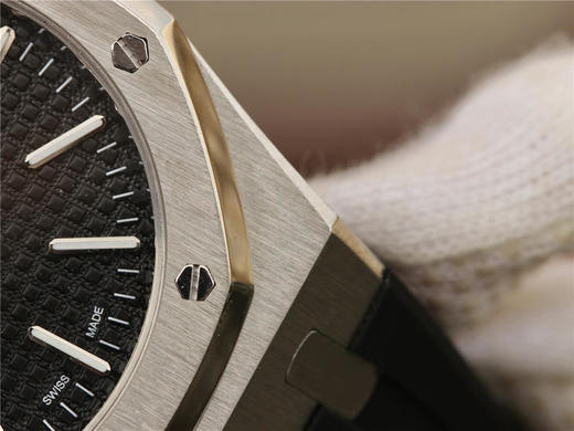 爱彼皇家橡树15400橡胶系列，搭载订制版超薄9015改Cal．3120全自动机芯，原版ap格子纹表盘，双面蓝宝石玻璃，进口橡胶表带，原装折叠表扣，佩戴舒适柔软 使用寿命更长 商品图4