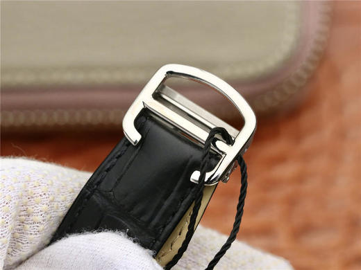 GS卡地亚Drive de Cartier系列WSNM0004腕表。以典雅肃穆的枕形设计搭配利落大方的线条布局，尽显男儿阳刚不屈的魅力 商品图10