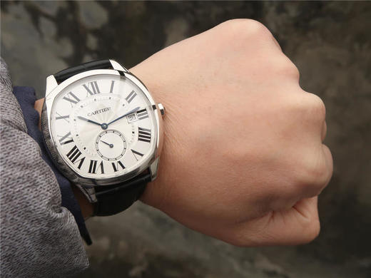 GS卡地亚Drive de Cartier系列WSNM0004腕表。以典雅肃穆的枕形设计搭配利落大方的线条布局，尽显男儿阳刚不屈的魅力 商品图12