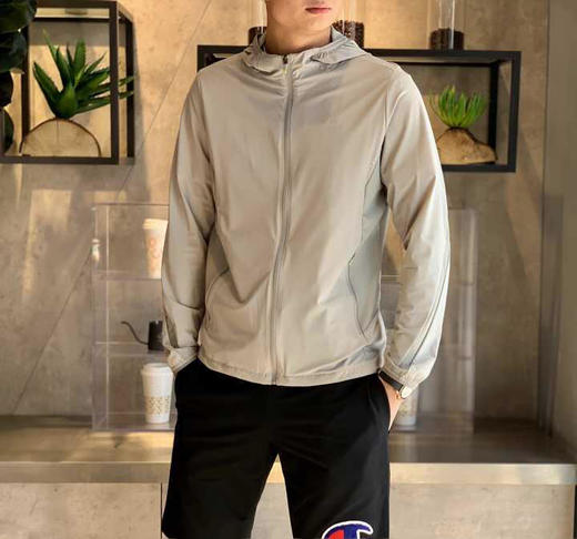 点此购买   Arc'teryx始祖鸟男士薄款弹力牛奶丝外套   热 116672 商品图2