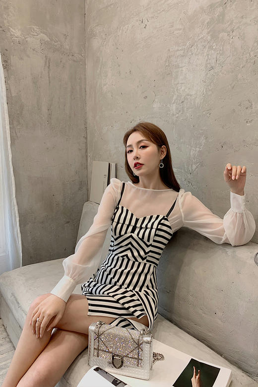 余潇潇2019春装新款黑白条纹开叉短裙女欧根纱法式名媛吊带连衣裙 商品图5