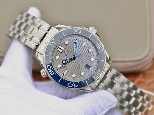 OM海马300米42mm210.30.42.20.06.001 ，om购入原版1-1开模打造。男士腕表，精钢表带，自动机械机芯，透底。 商品图2