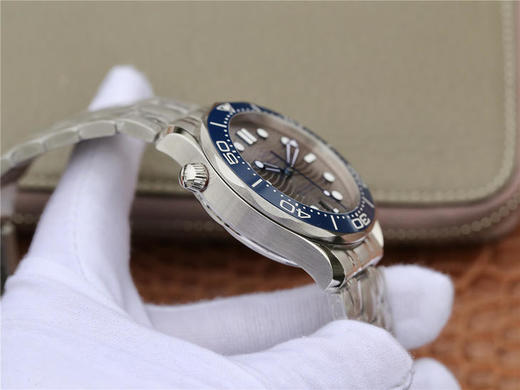 OM海马300米42mm210.30.42.20.06.001 ，om购入原版1-1开模打造。男士腕表，精钢表带，自动机械机芯，透底。 商品图5