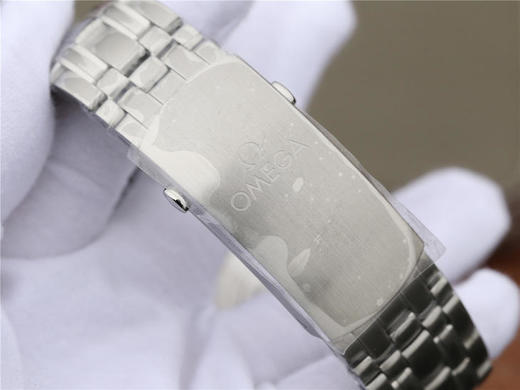 OM海马300米42mm210.30.42.20.06.001 ，om购入原版1-1开模打造。男士腕表，精钢表带，自动机械机芯，透底。 商品图9