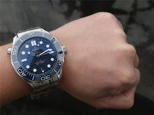 海马300米42mm210.30.42.20.03.001 ，om购入原版1-1开模打造。男士腕表，精钢表带，自动机械机芯，透底。 商品图6