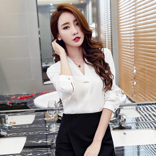 Cindy同款 自然垂坠 线条流畅 简约优雅V领 金属别针 修身长袖衬衫 商品图0