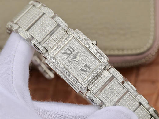 AW百达翡丽Twenty~4系列、的外观从Gondolo系列演化而来，长方形的表壳与手腕纤细的女士非常相称 商品图1