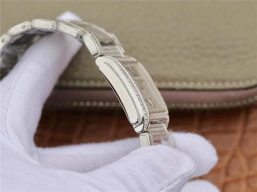 AW百达翡丽Twenty~4系列、的外观从Gondolo系列演化而来，长方形的表壳与手腕纤细的女士非常相称 商品图4