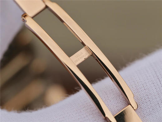 AW百达翡丽Twenty~4系列、的外观从Gondolo系列演化而来，长方形的表壳与手腕纤细的女士非常相称，表壳、表镜特别以弧面设计，让腕表更加贴合手腕 商品图6