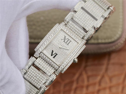 AW百达翡丽Twenty~4系列、的外观从Gondolo系列演化而来，长方形的表壳与手腕纤细的女士非常相称 商品图2